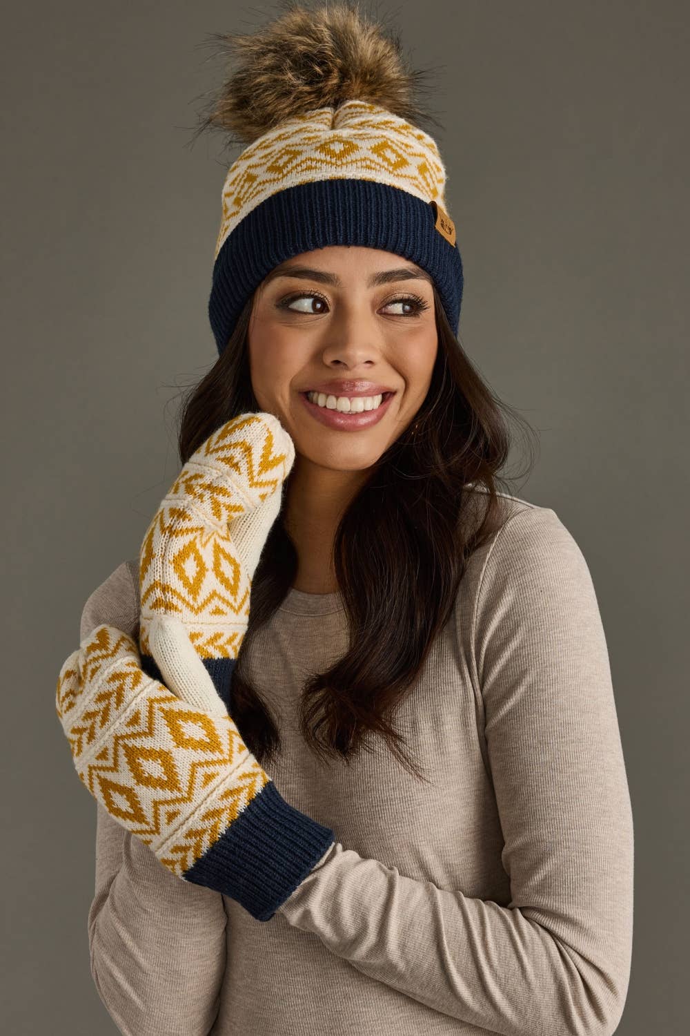 Panache Apparel Co. - Wholesale Beanie - Dames - Crème, Mosterd & Marineblauw Patroon Pom Muts3