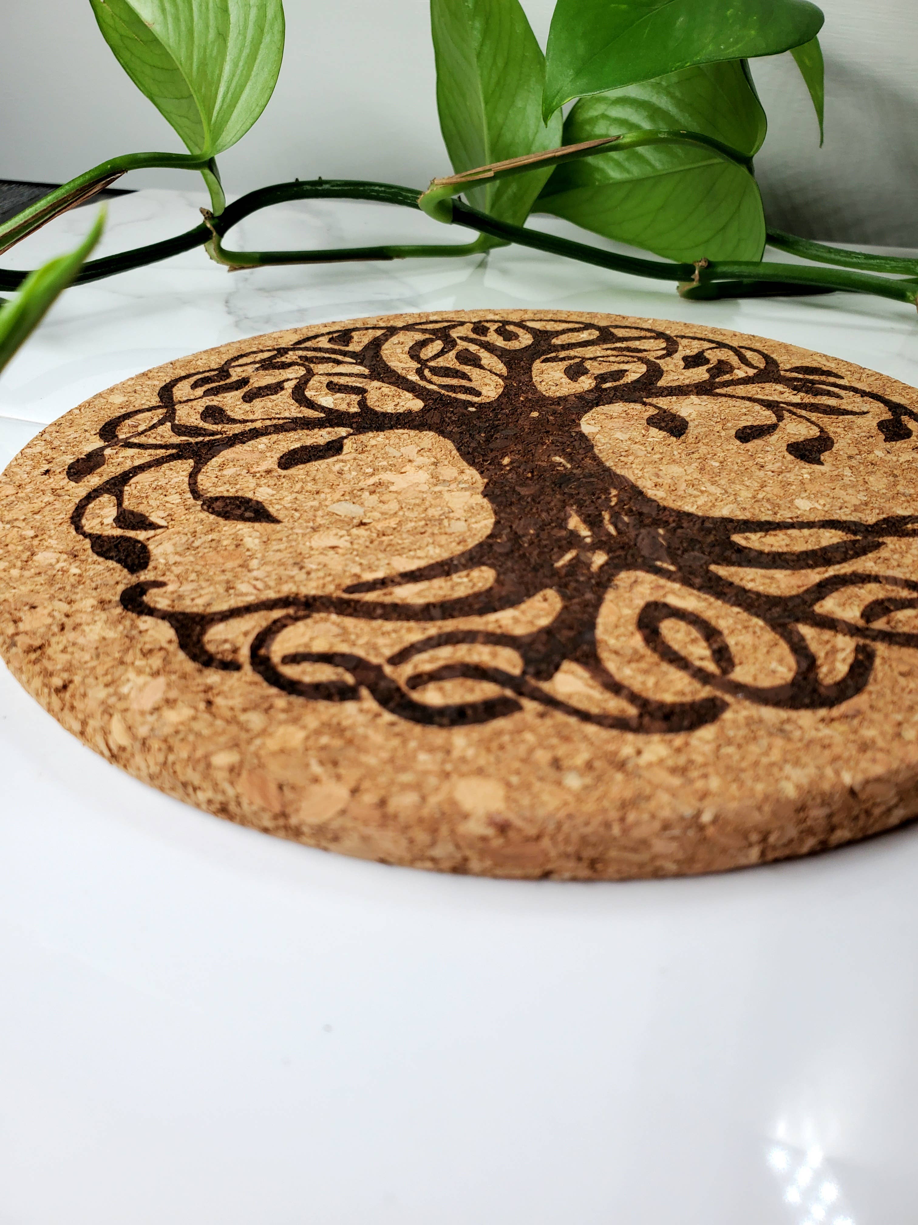 Three Witches Tea Shop - Vente Dessous-de-plat - Dessous de plat en liège gravé arbre de vie1