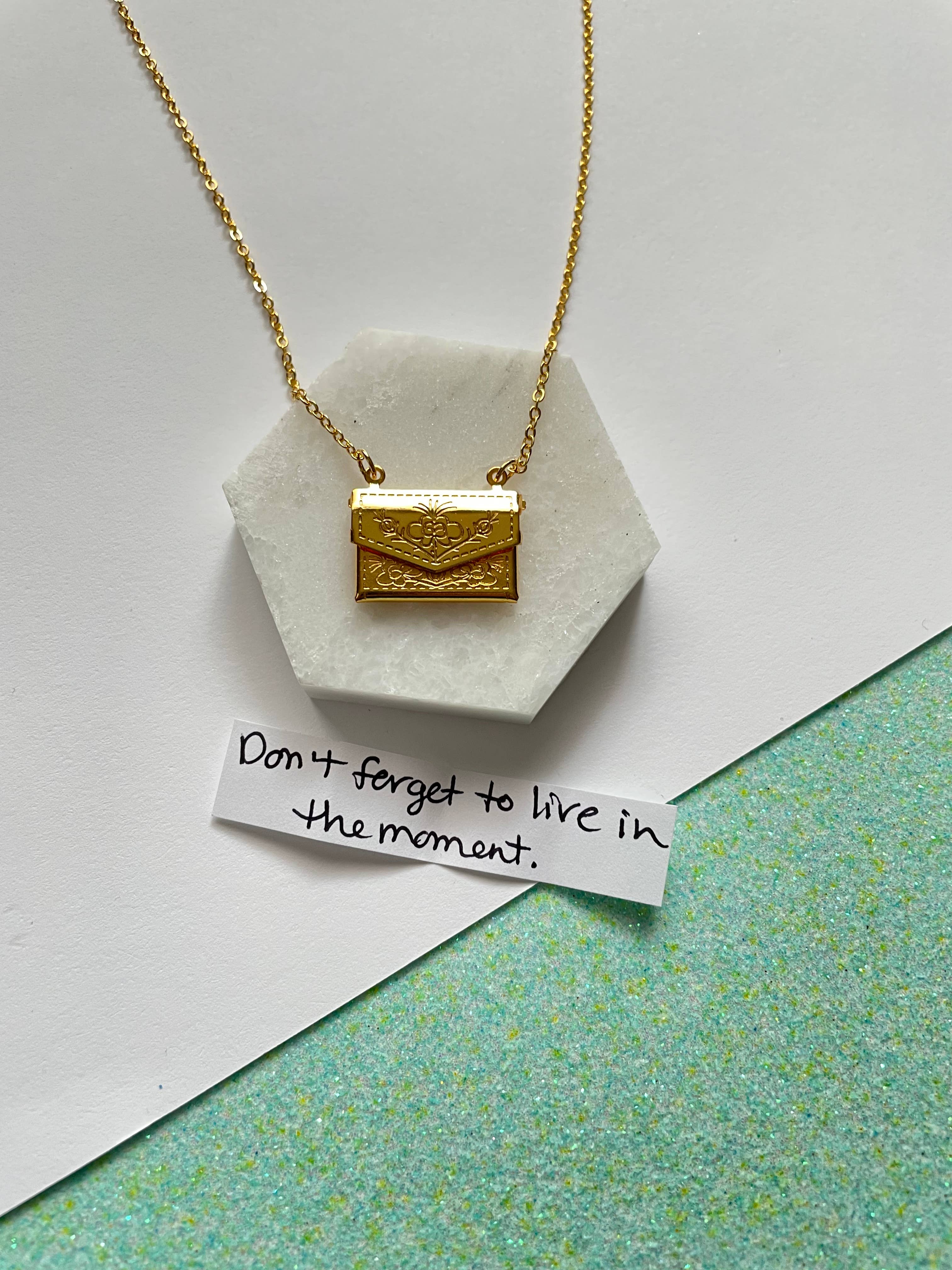 Qurio Studio - Vente Collier à médaillon - Enveloppe de collier lettre d'amour avec médaillon2