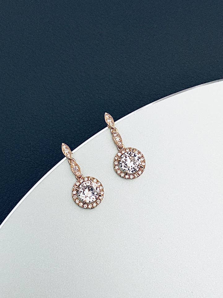 LYRA - baumelnde klassische Tropfen-Kristall-Ohrringe In Gold für den Großhandel von JohnnyB Jewelry