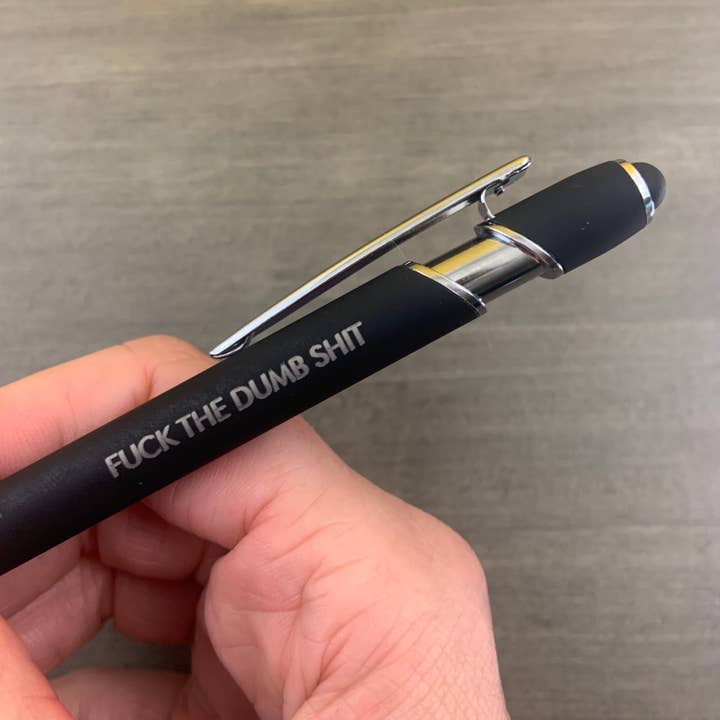 The Carbon Crusader – Großhandel Stift – SCHEISS AUF DIE DUMME SCHEISSE (Stift mit Smartphone-Stift)1