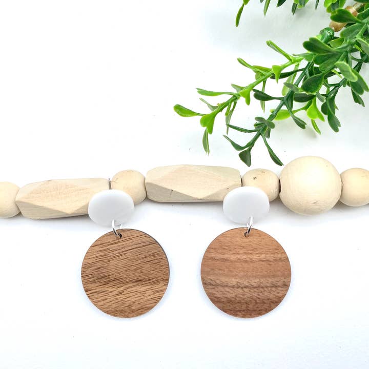 Staplade cirkel valnöt och vit akryl Dingla Örhänge för wholesale av Anna Bannister with ReNue