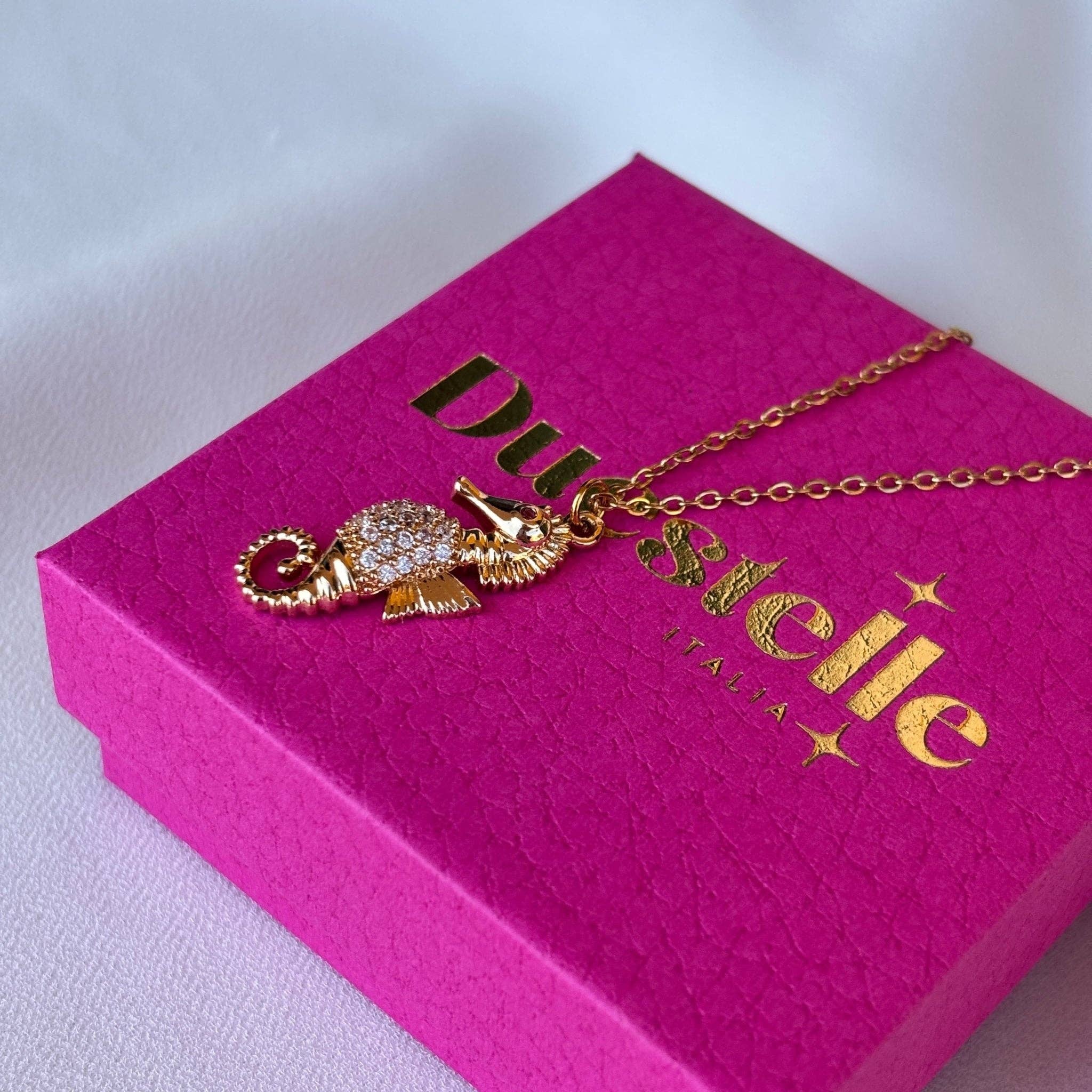 DUESTELLE ITALIA – wholesale Bönehalsband – Havets väktare - Sjöhästhalsband med zirkoner2