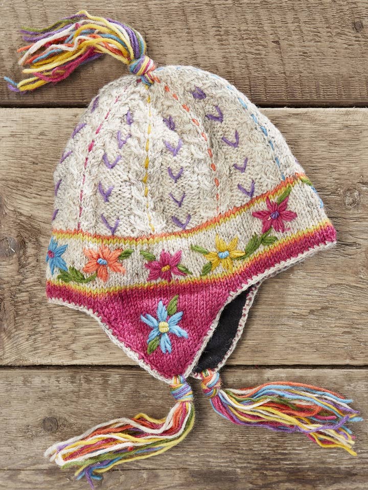 Cappello con paraorecchie ricamato e intrecciato Palisha per la vendita all'ingrosso da parte di Namaste