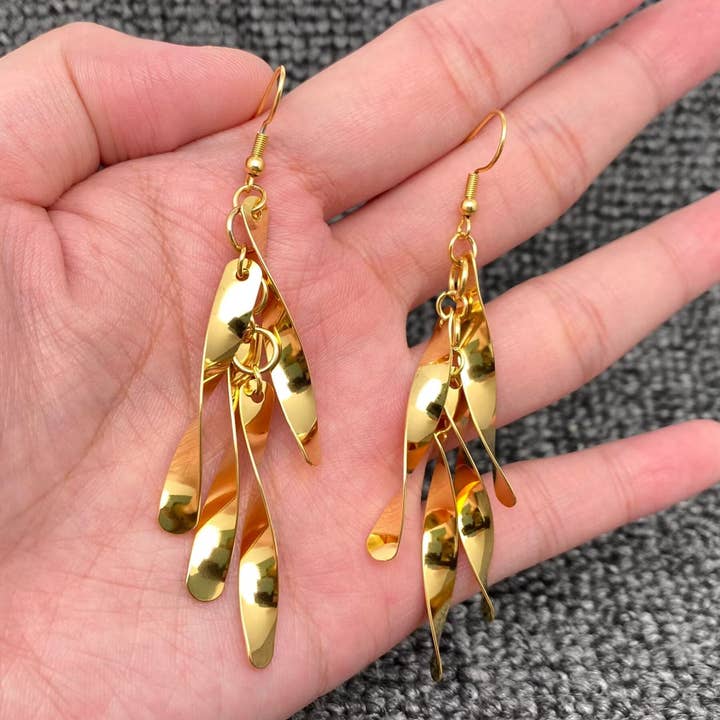 Ohrringe mit verdrehten geometrischen Fransen, 18 Karat Gold, SS, glänzend - FGS für den Großhandel von Mio Queena