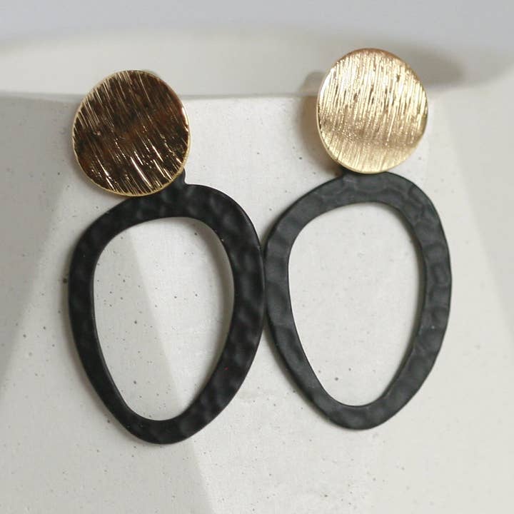 Zwart & Goud Oorbellen | Knopjes voor wholesale door Kaiko Studio