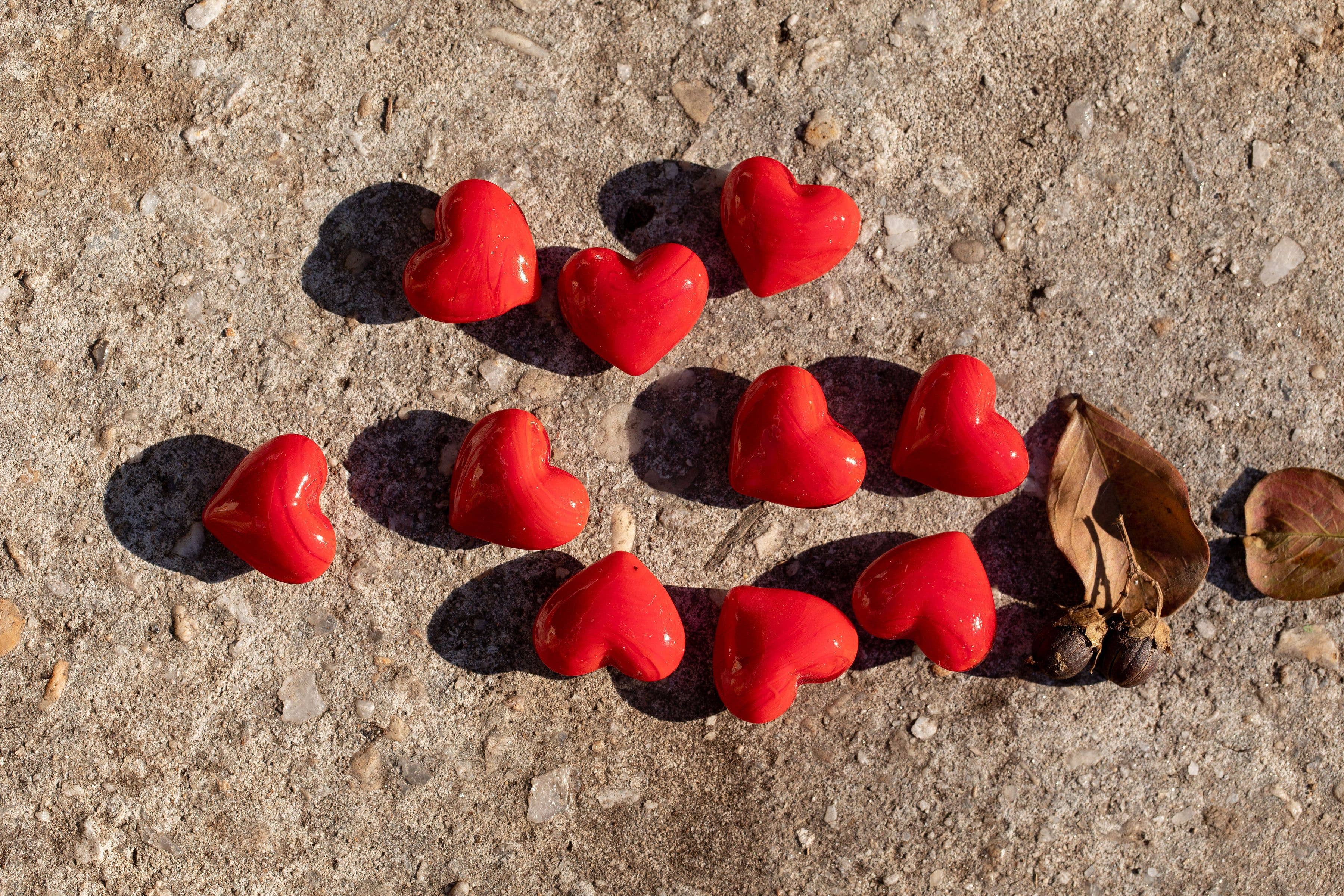 SHOPGIVECOURAGE - Vendita all'ingrosso Decorazioni da tavolo - Cuori in Vetro da Tasca - Disponibili in Tre Combinazioni di Colori0