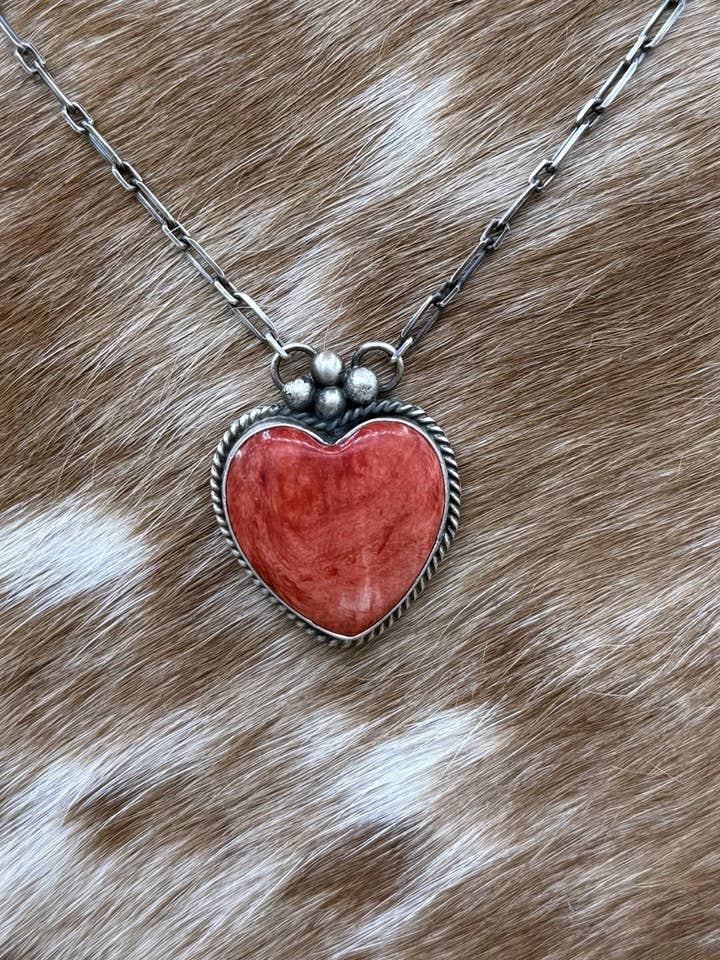 Navajo handgjord halskedja i sterlingsilver med röd spiny oyster hjärtformad stav 20” för wholesale av Native City Jewelry