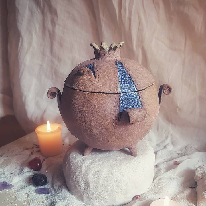 Persephone Cauldron for wholesale by Nuria Vela Ceramica