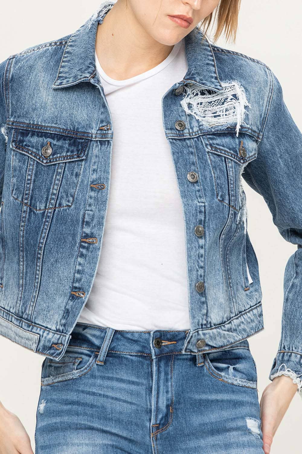 Rörlig Tystnad DISTRESSED PAISLEY PATCHAD CROP JEANSJACKA VT1027 för wholesale på Faire2