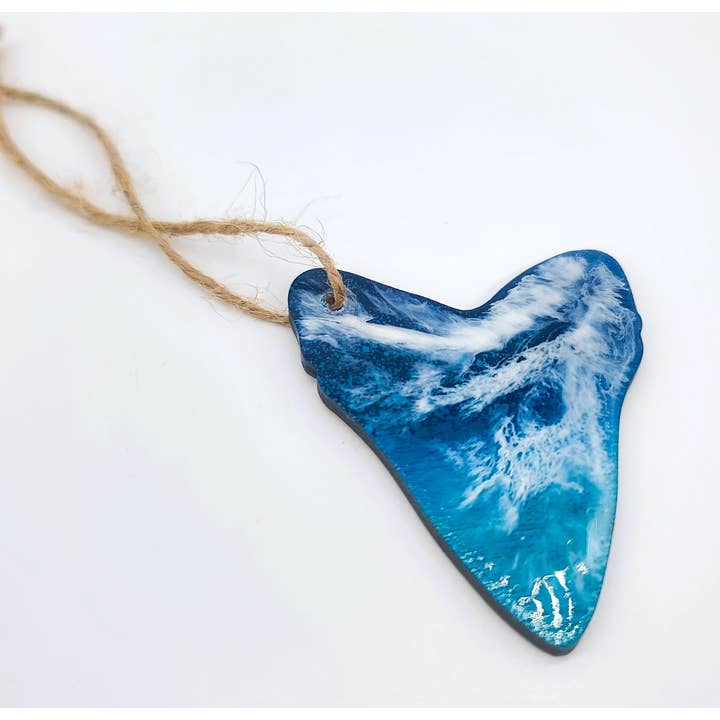 JEMS of the Sea - Vente Objets de décoration - Ornement de Noël Dent de Requin - Résine et Bois Fait Main3