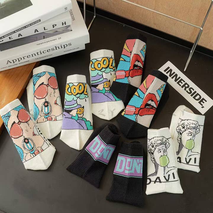 Strumpor med tecknad illustration för wholesale av Marc JoJo