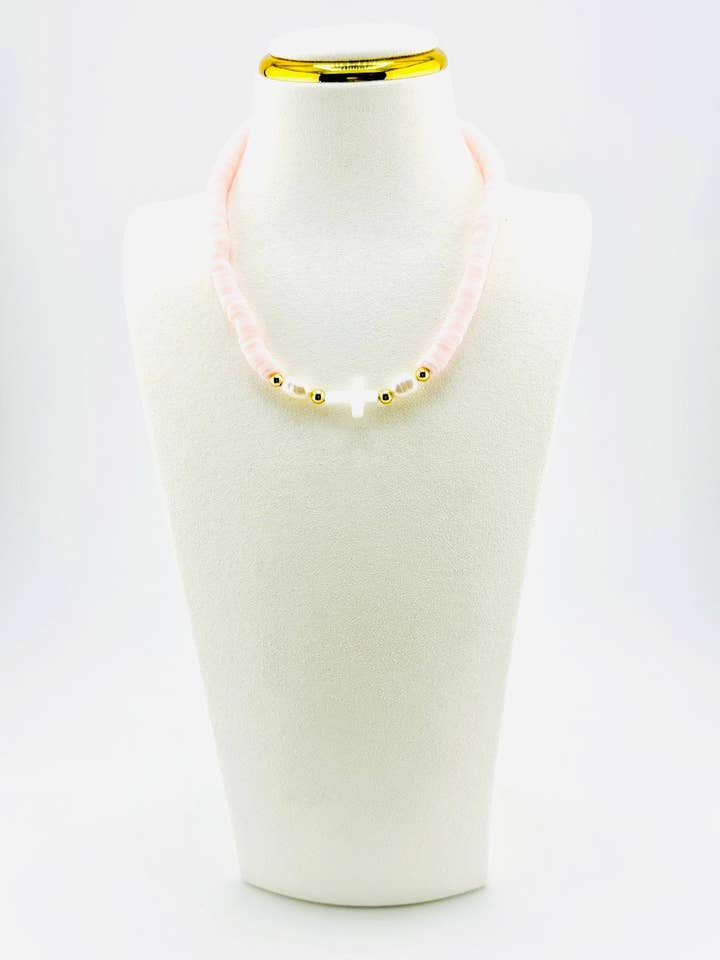 Collar rosa suave en cuentas de oro de 18k con perlas de agua dulce reales y cruz de nácar. para venta al por mayor de Bella Blu Designs