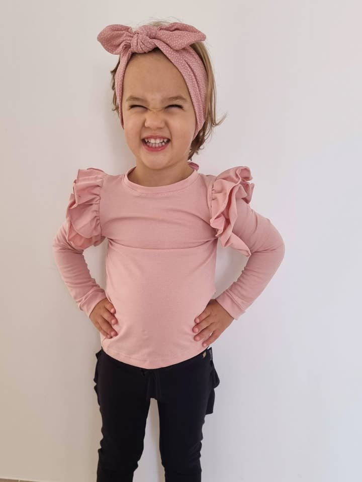 Haut rose poudré pour fille à manches froufroutantes pour la vente par Petiteaude