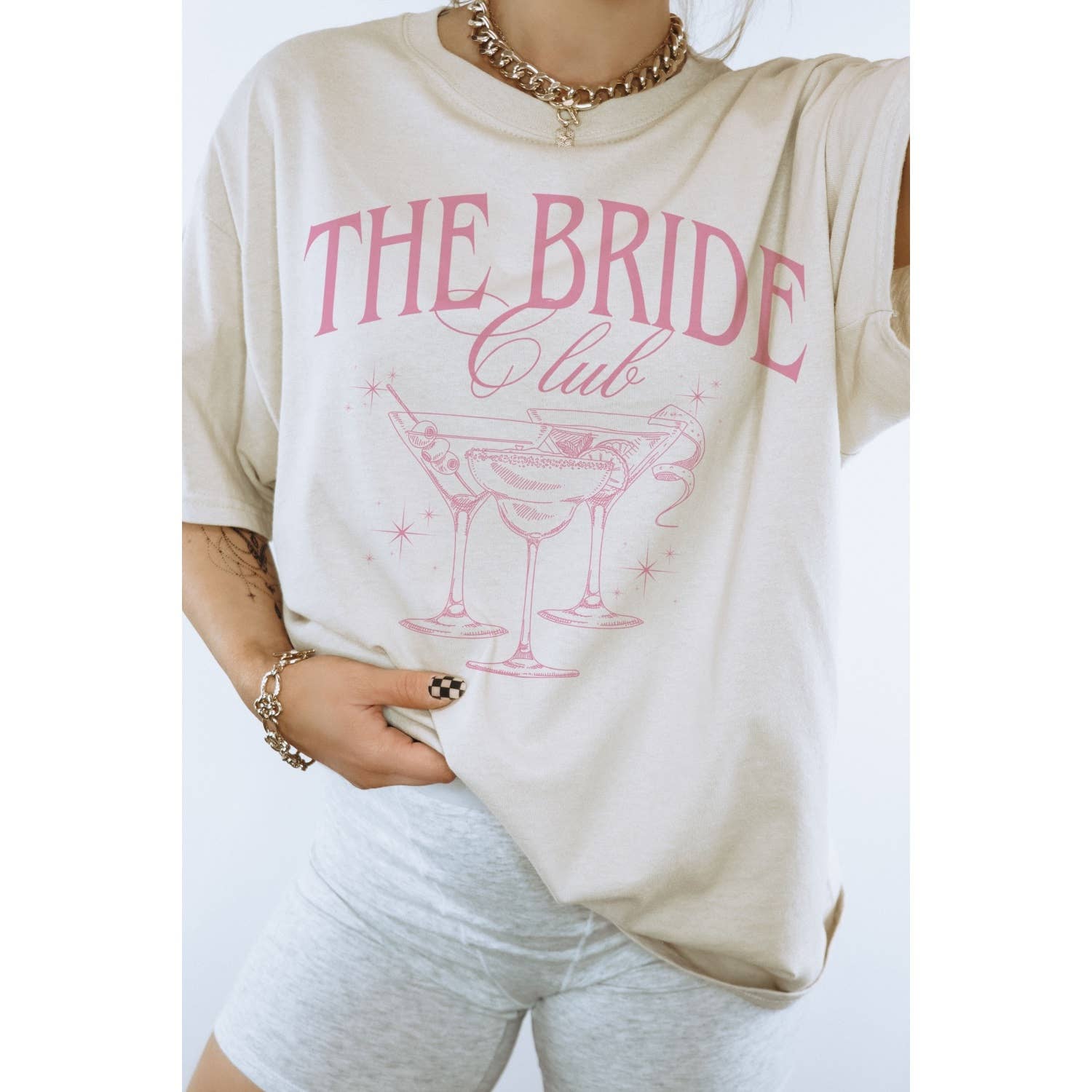 A. BLUSH CO – Engroshandel T-shirt med print - Dame – THE BRIDE CLUB overdimensioneret grafisk t-shirt1