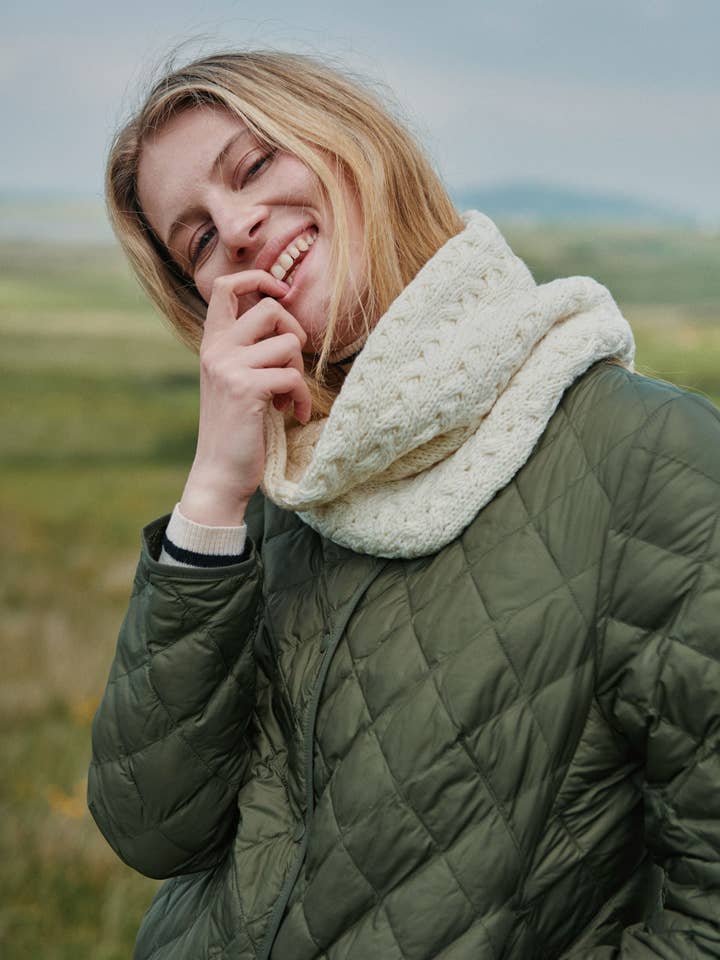 Newport Aran Cable Snood, cremefarben für den Großhandel von Aran Woollen Mills