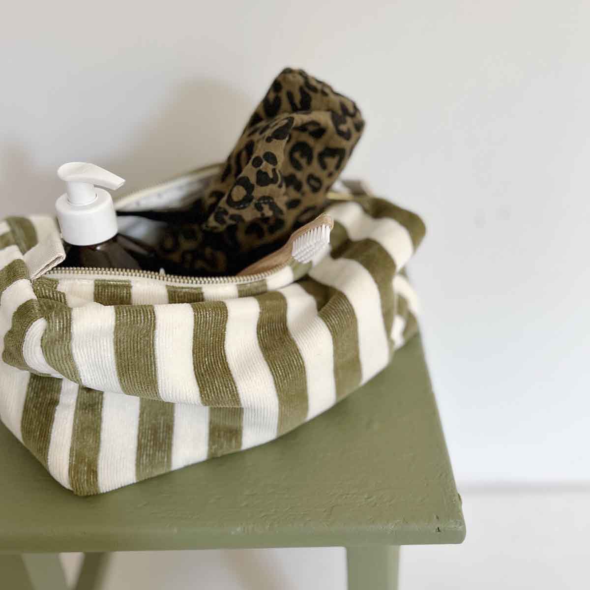 CACHI BORSA DA TOILETTE VIC KHAKI IN SPUGNA in vendita all'ingrosso su Faire2