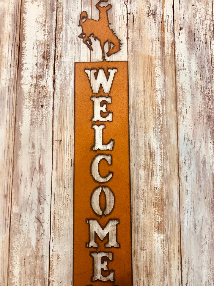 Cartello di benvenuto verticale del Wyoming Bronc Rider con cappello per la vendita all'ingrosso da parte di Universal Ironworks USA