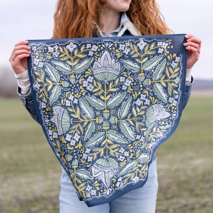 Handker Bandanas – Großhandel Bandana – Damen – No. 017 Amelia Bandana mit blauem Grund und gold-grünem Blumenmuster1