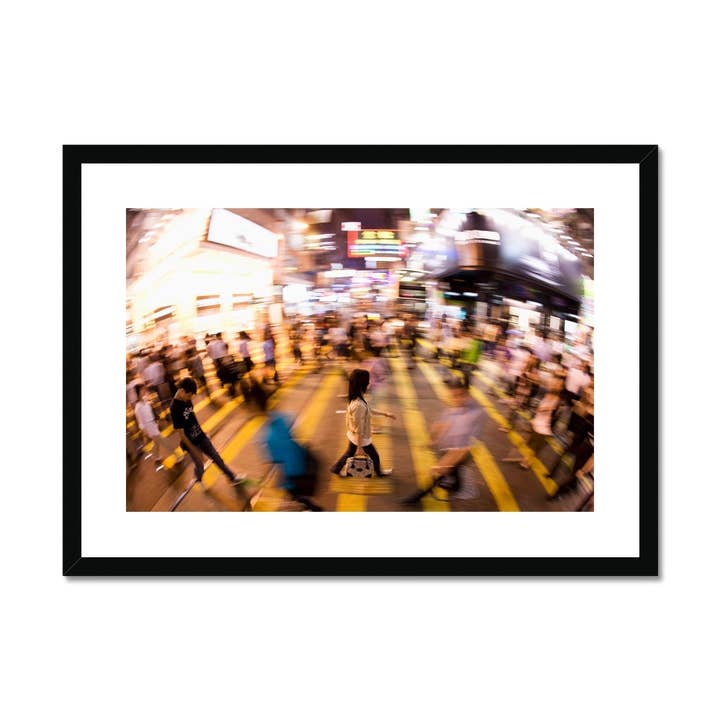 Ukendt fodgænger i Hong Kong Indrammet & Mounted Print for engroshandel hos Sorbey