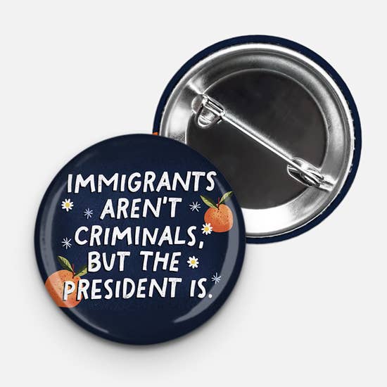 Les immigrés ne sont pas des criminels - Badge de 1,75" - Anti ICE pour la vente par Aphrodite Bookclub
