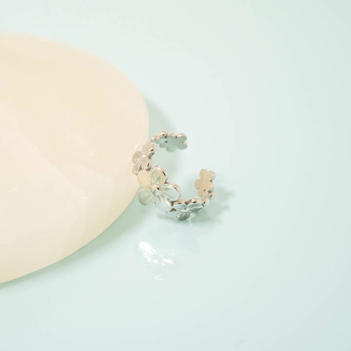 WJW – wholesale Tåring – Tåing i rostfritt stål med 18K guld PVD och blommönster4