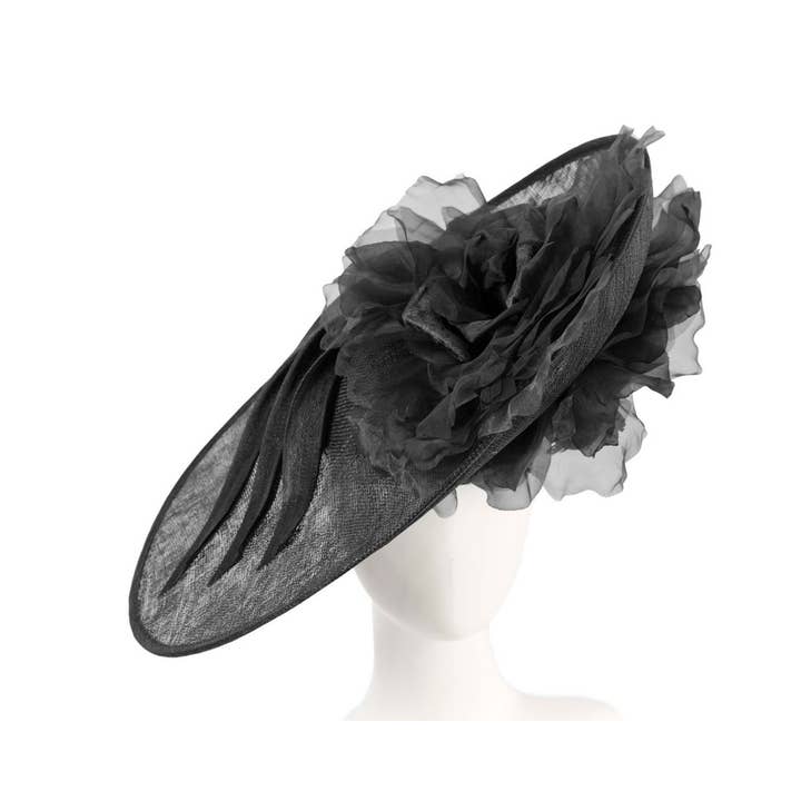 Max Alexander by Cupids Millinery Melbourne – wholesale Fascinator-hatt - Dam – Stor sinamay fascinator med blomma