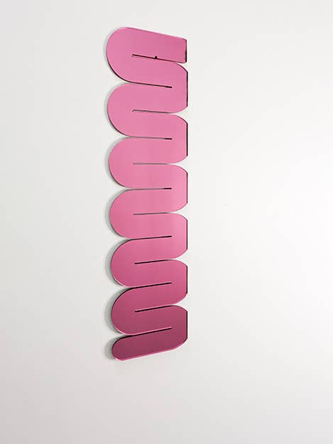 Langer Acryl-Wandspiegel mit Kringel — Pink-Misfit für den Großhandel von TYST