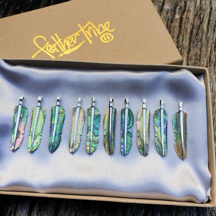 Feather Tribe - Vente Colliers à pendentif - Collier Plume Abalone Super Mini - Argent/Épine en Laiton3