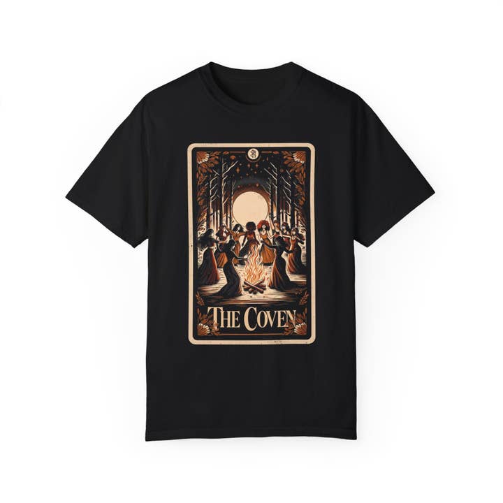 Goth Cloth Co. – Engroshandel Grafisk t-shirt - Unisex – Den Bekvemme Coven Tarotkort T-shirt
