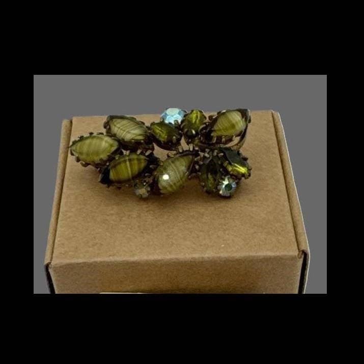 Vintage kattöga rhinsten brosch guldton löv nål för wholesale av Wilde Aesthetics