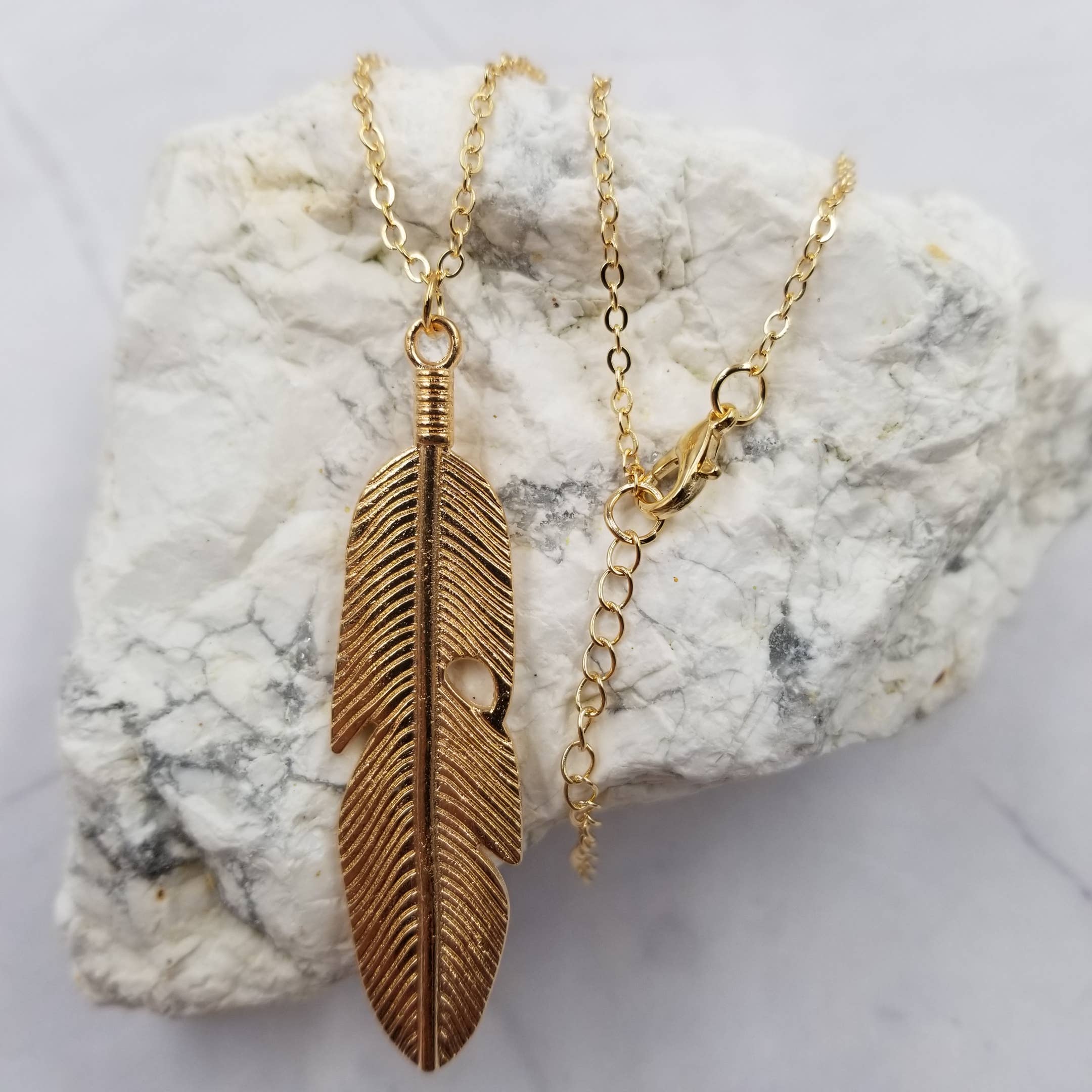 The Pretty Jewellery - Vente Colliers à pendentif - Collier en plumes d'aigle doré et argenté1