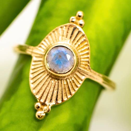 Bague en laiton avec pierre de lune facettée et motif rayons de soleil pour la vente par Baizaar