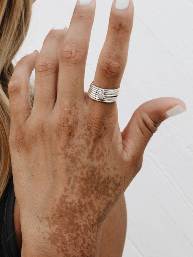 Anillo de sirviente apilable para venta al por mayor de Crowned Free