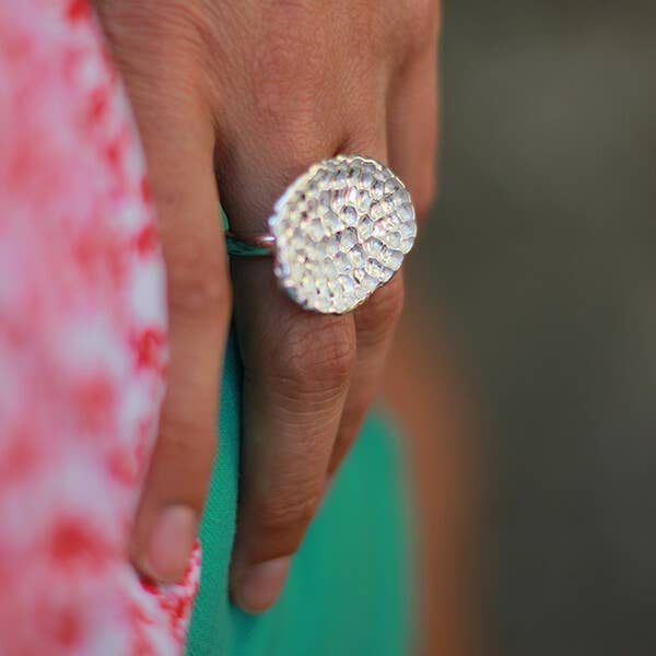 Bague réglable en argent massif texture graine pour la vente par Maä bijoux