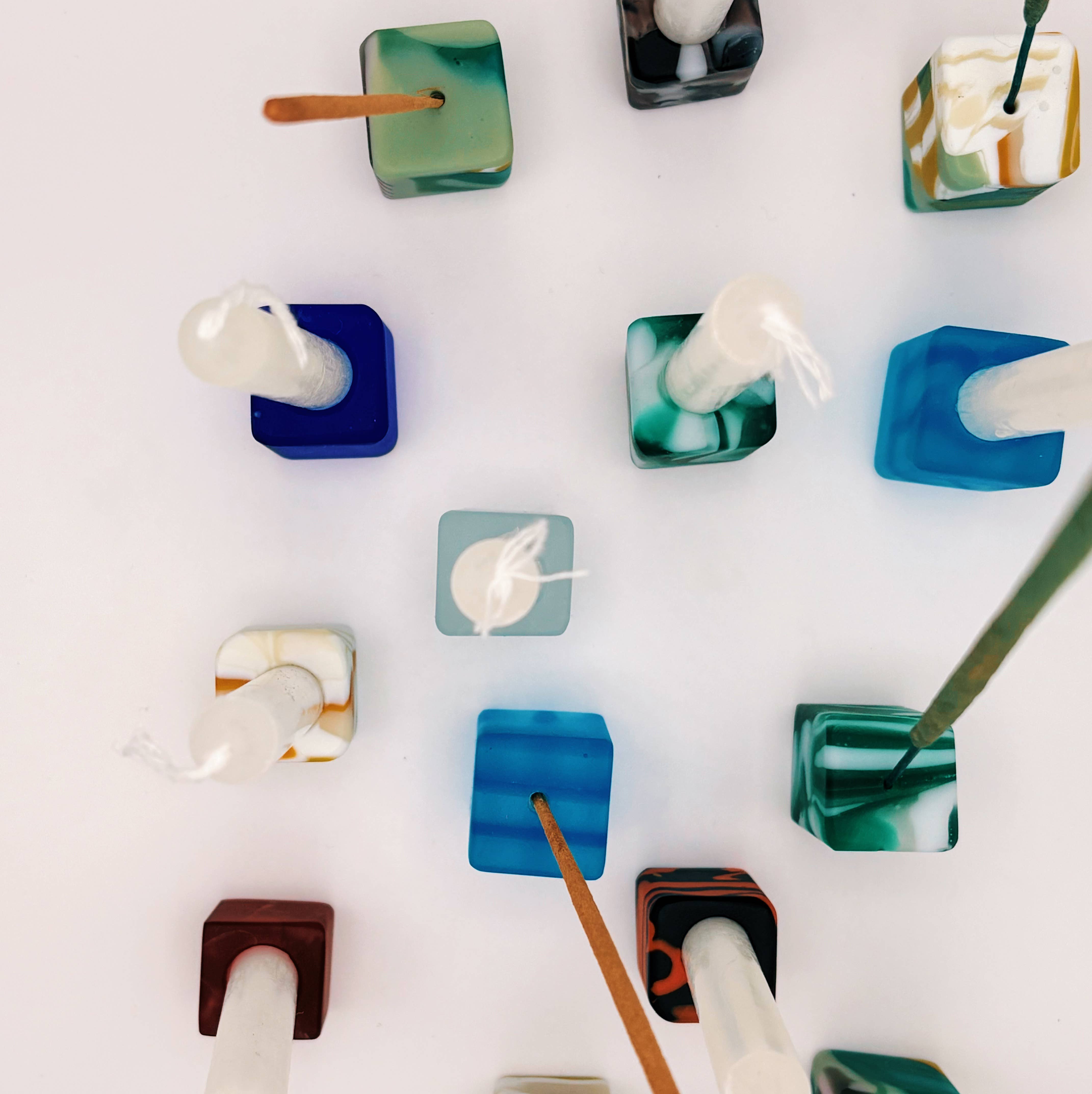 Morgan Gilbreath - Vente Bougeoirs - Mini porte-bougies en verre recyclé aux couleurs opaques2