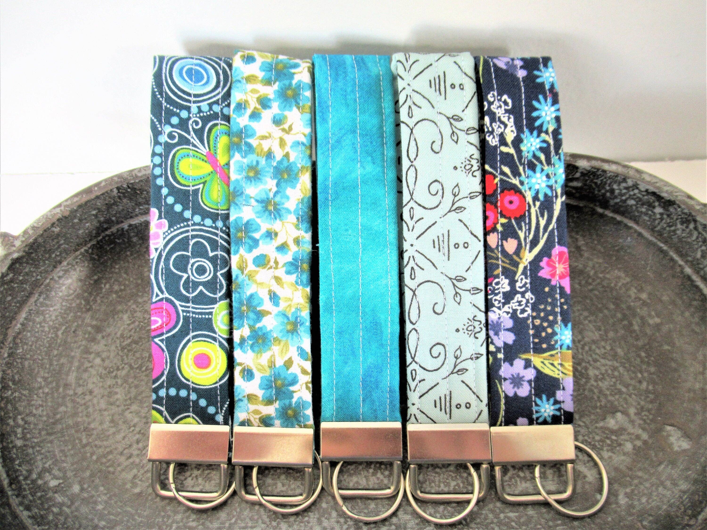 Thread and Purls – Großhandel Schlüsselanhänger – Damen – Schlüsselanhänger-Armband, Blaugrüner Armband-Schlüsselbund, Blaugrüner Schlüsselanhänger, Schlüsselanhänger-Armband, türkisfarbener Armband-Schlüsselbund, marineblauer Schlüsselanhänger, blaugrünes Handgelenkband9