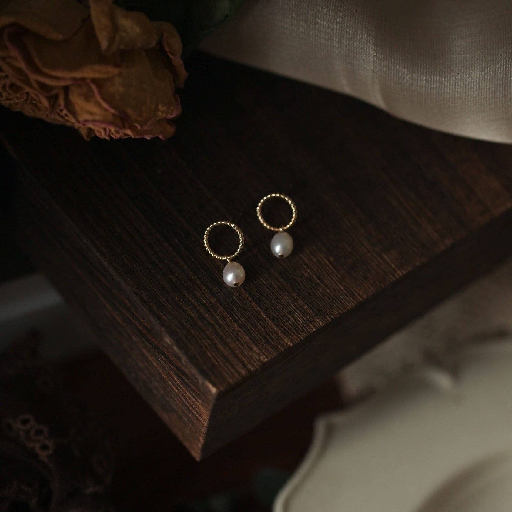 Haengseongworkshop - Wholesale Stud/Post Earrings - Minimalist Twisted 18K Gold Plated Small Geometric Shape Round Circle 6mm Freshwater White Pearls Stud Post Earrings Wedding Gift3