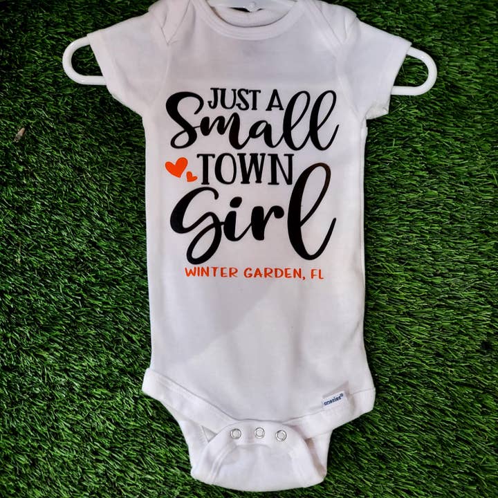 Just A Small Town Girl Onesie voor wholesale door Driftwood Market Wholesale