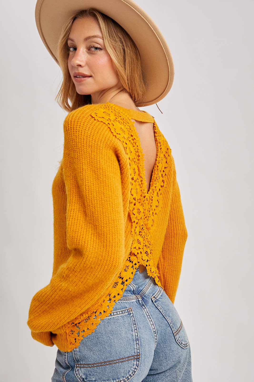 Bluivy - Wholesale Pullover-trui - Dames - Bluivy trui met gehaakte kant en kruispatroon aan de achterkant4