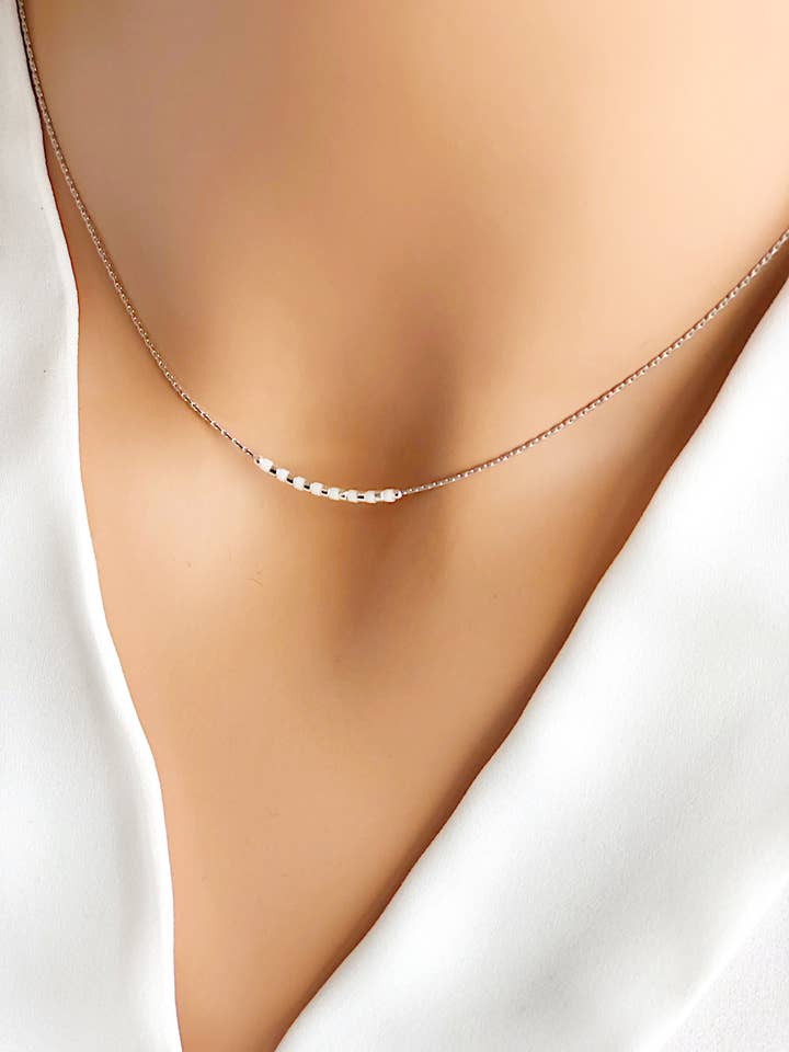Collier minimaliste en argent/collier blanc argenté, collier délicat, collier à superposer, collier à perles argentées délicates, collier délicat en argent, collier délicat en argent. pour la vente par 36th Child Jewelry