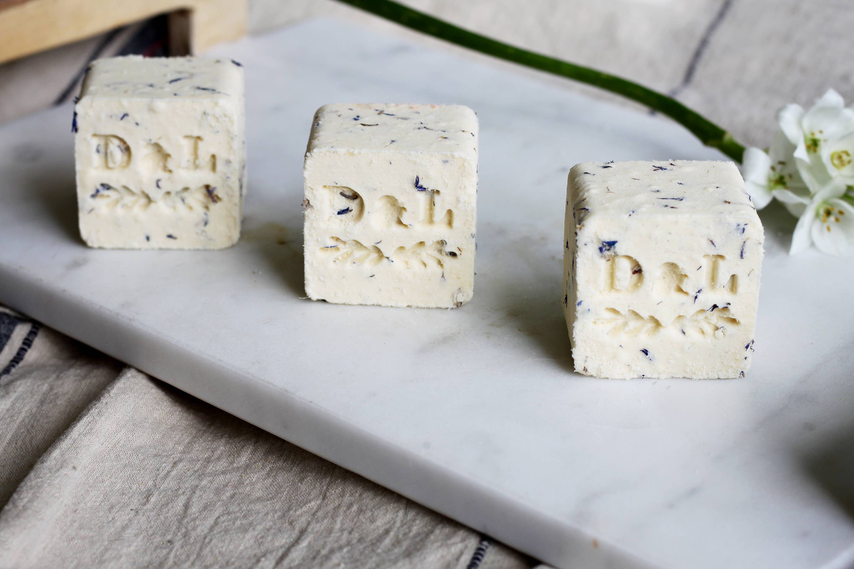 Dot & Lil - Vente Bombe de bain/poudre effervescente pour le bain - Cube de bain au lait mousseux au thé blanc et au gingembre4