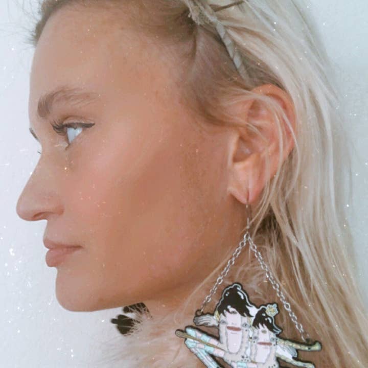 Pendientes de solapa Pussy Witch para venta al por mayor de Danielle Arden O’Malley Art