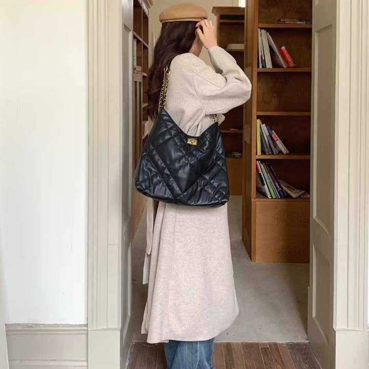 Pretty Persuasions – Bolsa de ombro – Mulher por atacado – P24108 Bolsa de Ombro Acolchoada Twist Lock3