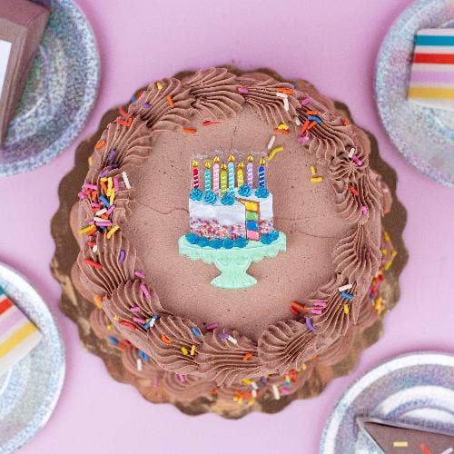 Lipstick & Chrome - Vente Broches - Broche Gâteau d'Anniversaire "Slice, Slice Baby" par Lipstick & Chrome x Club Eggie5