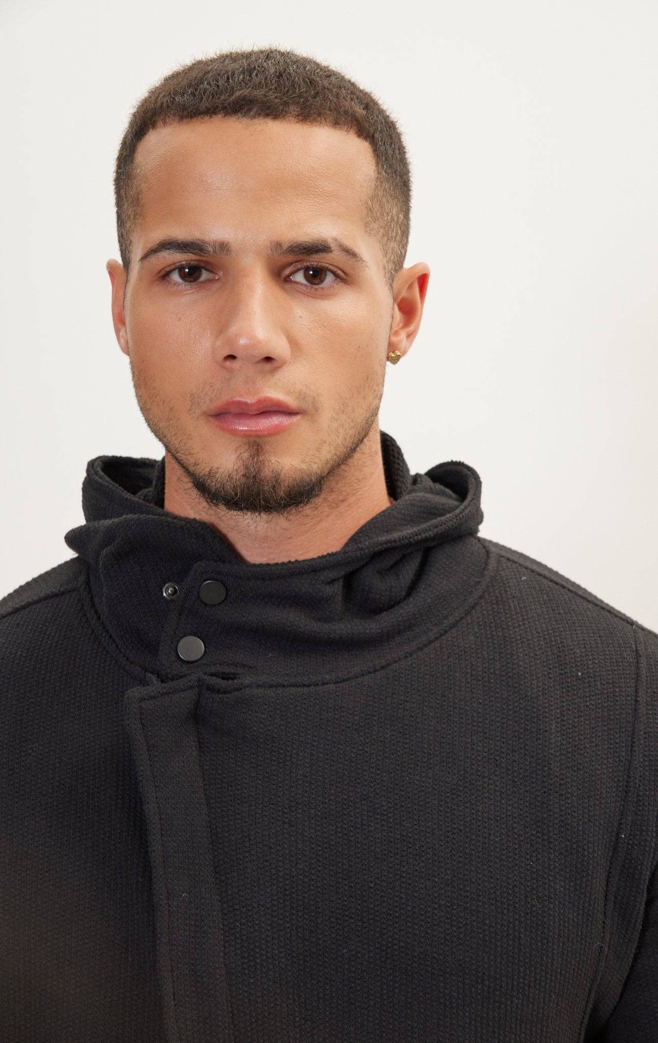 ZWART Asymmetrisch vest voor heren, ritssluiting met capuchon, zwart voor groothandel op Faire7