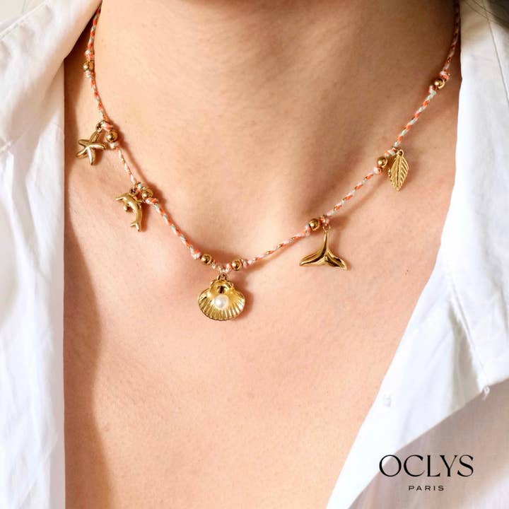 Kette mit buntem Band und goldfarbenen Edelstahl-Anhängern im Meeresmotiv für den Großhandel von Oclys