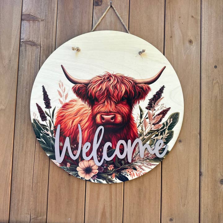 Panneau de porte Highland Cow Welcome pour la vente par Teele and Co.
