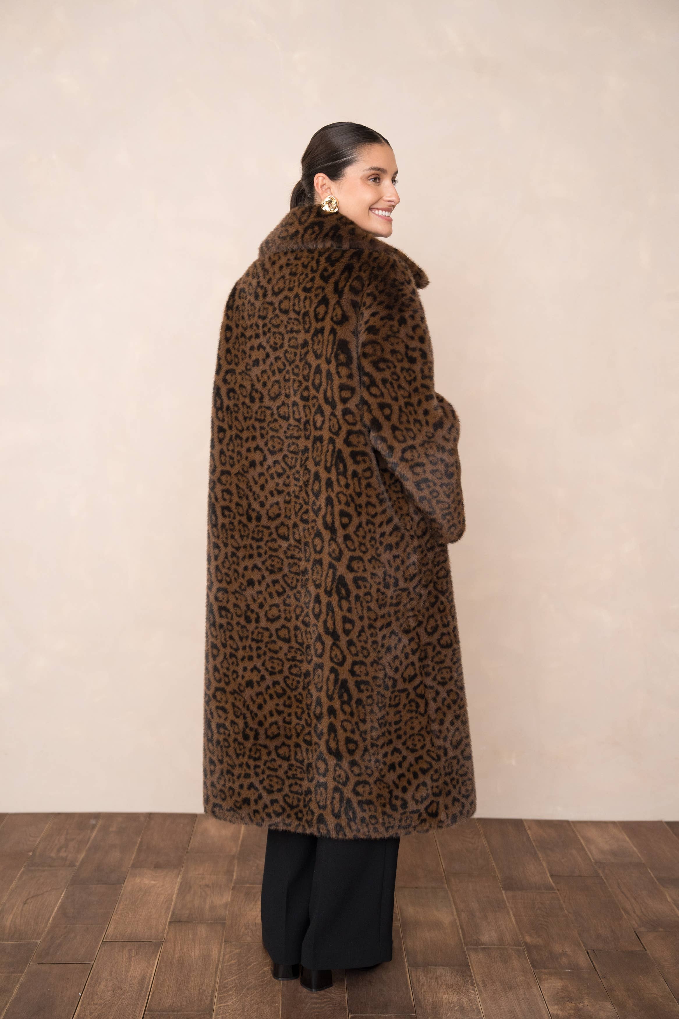 Attentif Paris - Wholesale Fur/Faux Fur Coat - Women's - Long synthetic fur coat with lapel collar13