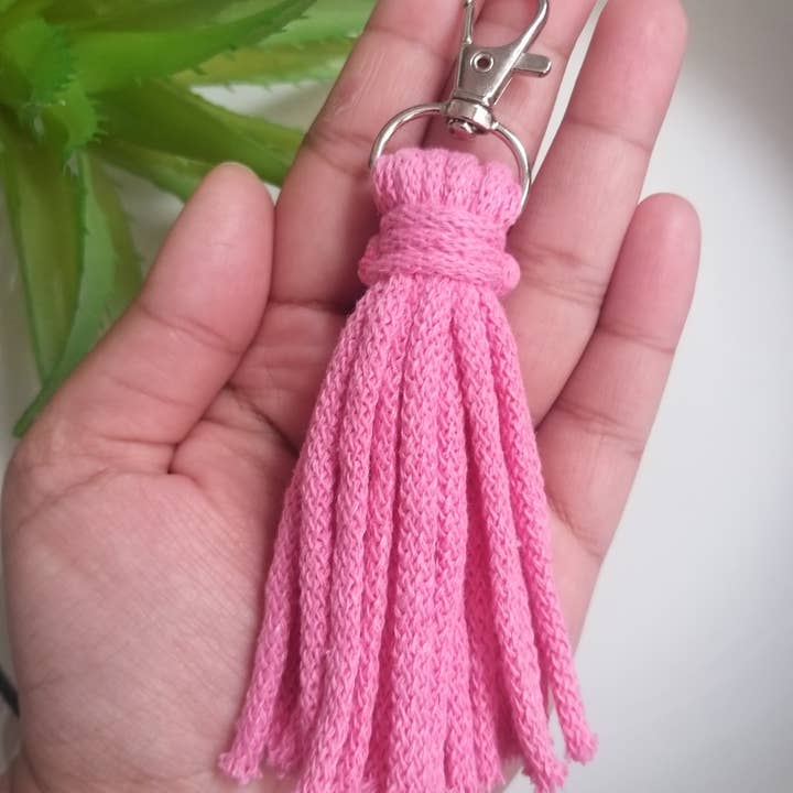 LLAVERO CON BORLA ROSA para venta al por mayor de ARTESANIA